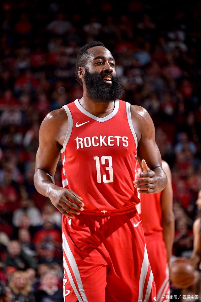 足球国足球迷自发制作横幅，为球队打气（国足球迷自发制作横幅为球队加油）