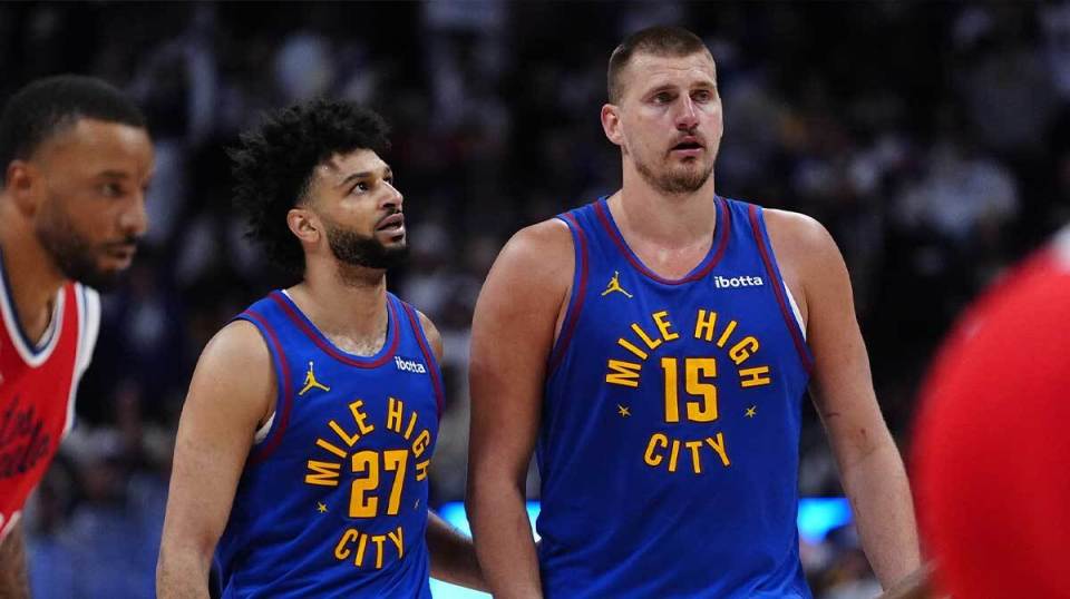 曼联对狼队的预测首发阵容：梅努的未来抉择，约罗强势回归（曼联vs狼队预测首发：梅努面临去留抉择，约罗强势复出）